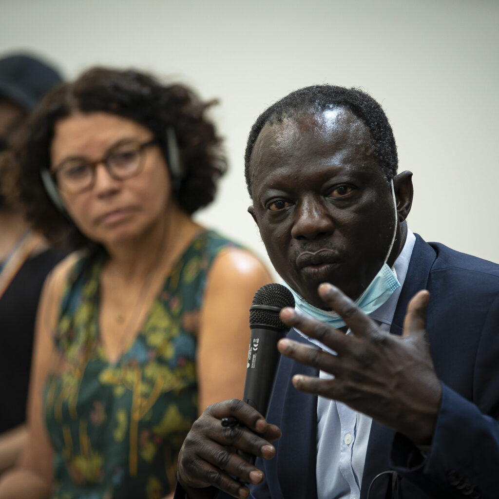 Clemant Voule, Relator Especial das Nações Unidas sobre os Direitos à Liberdade de Reunião Pacífica e de Associação, compareceu a evento no Centro de Artes da Maré | Foto: Douglas Lopes