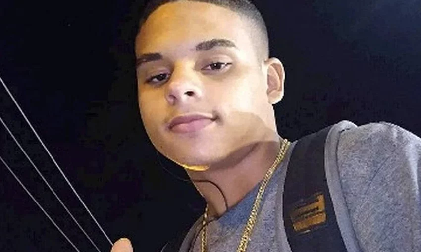  Jovem de 18 anos é morto com tiro no peito no Jacarezinho; família acusa PMs