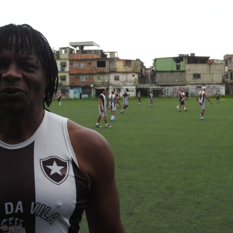 Da Vila do João, morador retrata luta por transformação  na Maré através do futebol