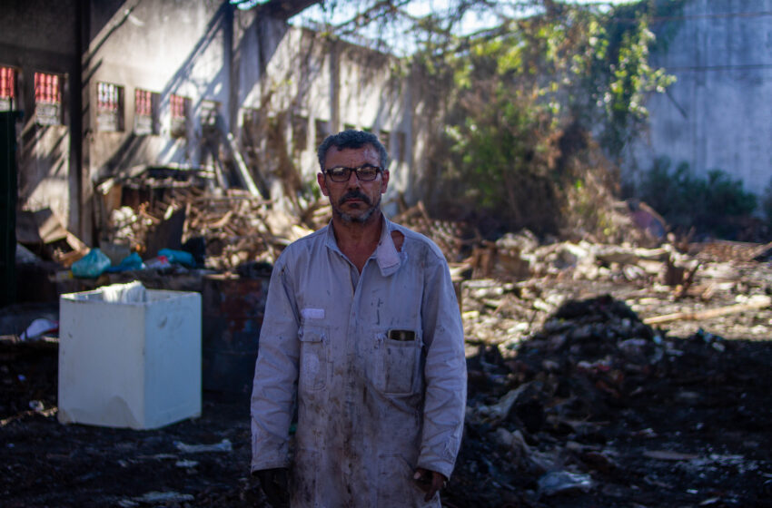  Após incêndio em galpão na Maré, parte das famílias segue desamparada: ‘sentimos areia cair na nossa cabeça na hora de dormir’