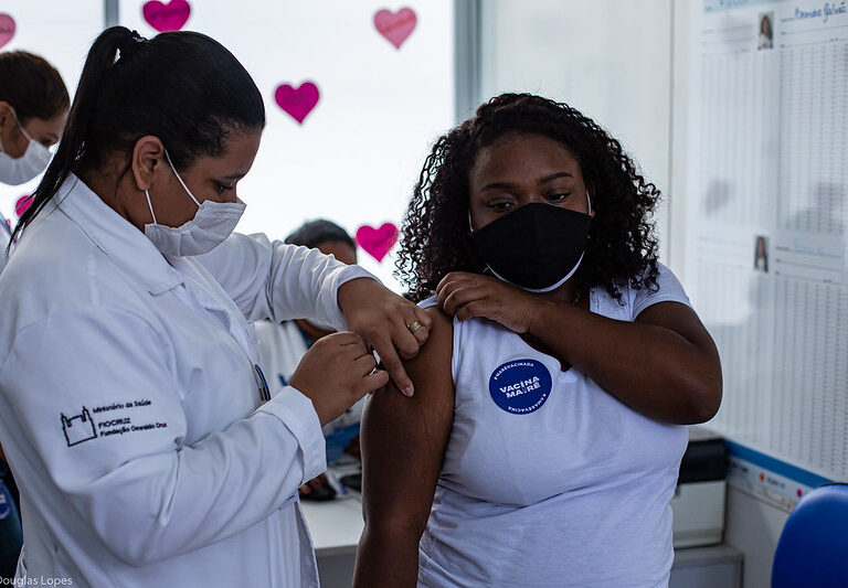 Vacinação em massa na Maré é pauta de seminário na Fiocruz