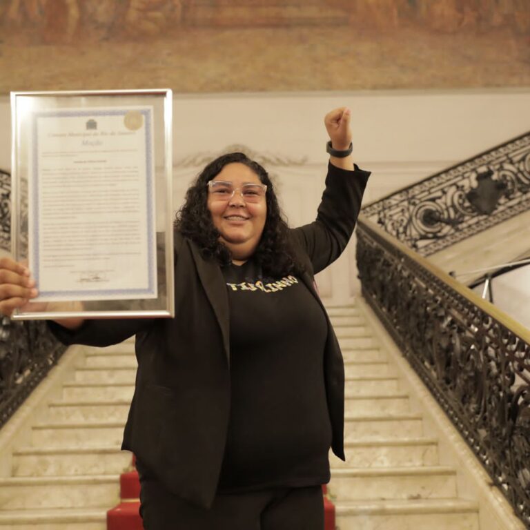Artista mareense inaugura exposição e recebe homenagem na Câmara Municipal
