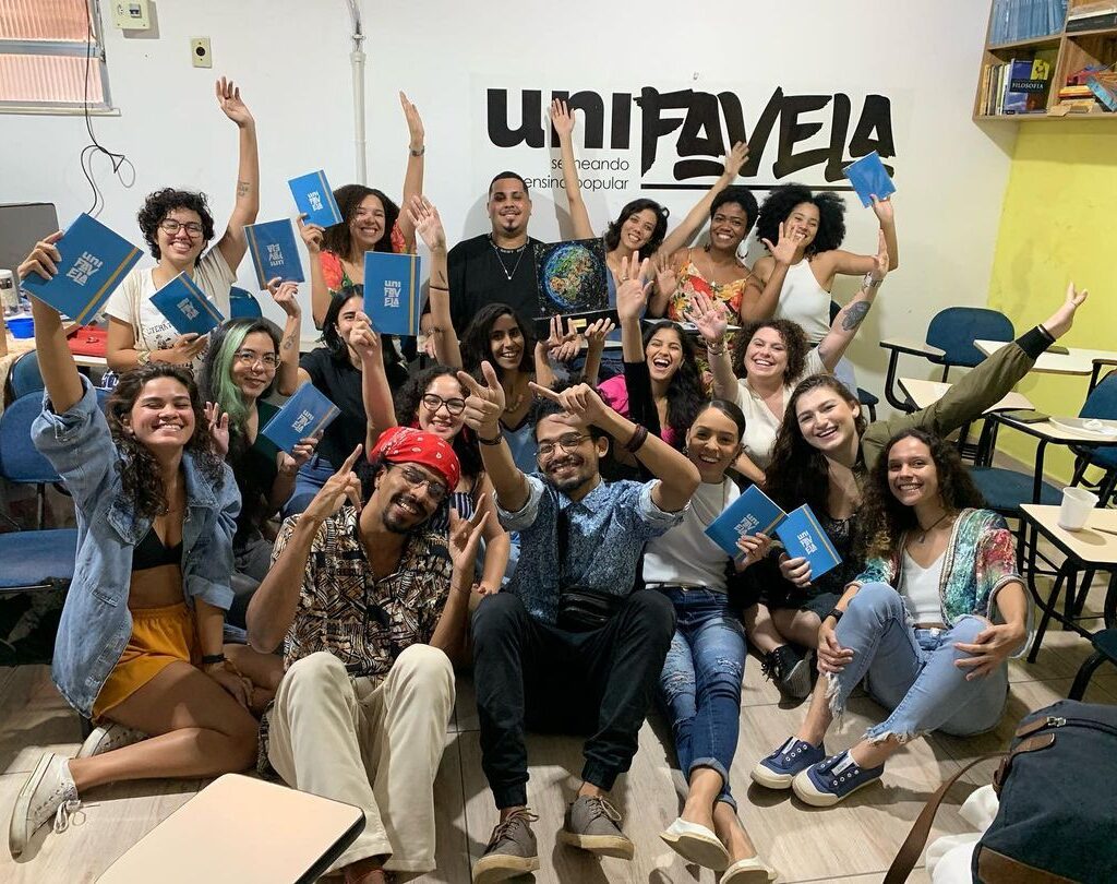 Equipe e alunos da UniFavela em foto coletiva na instituição