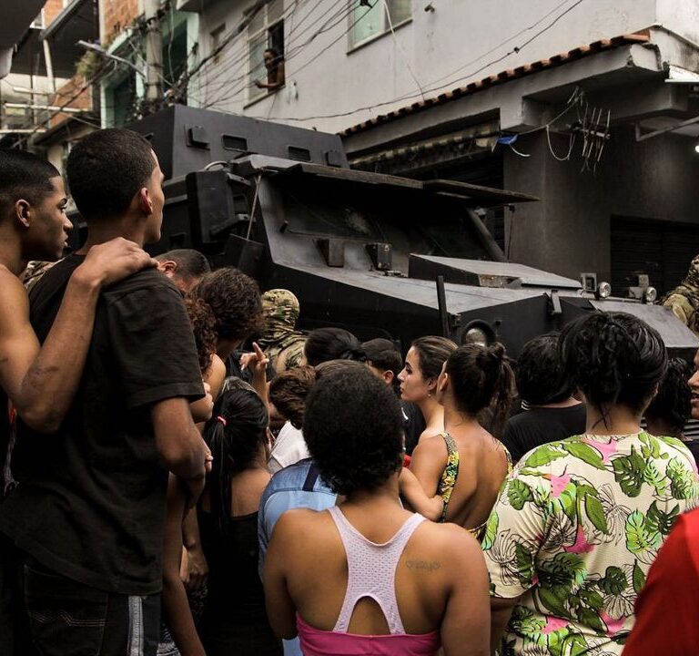 Moradores e sociedade se posicionam contra violações e violências na Maré