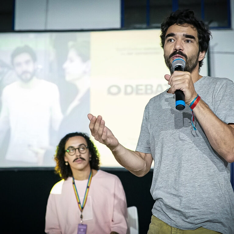 Filme ‘O Debate’ é exibido na Maré com roda de conversa com Caio Blat, Débora Bloch e Paulo Betti