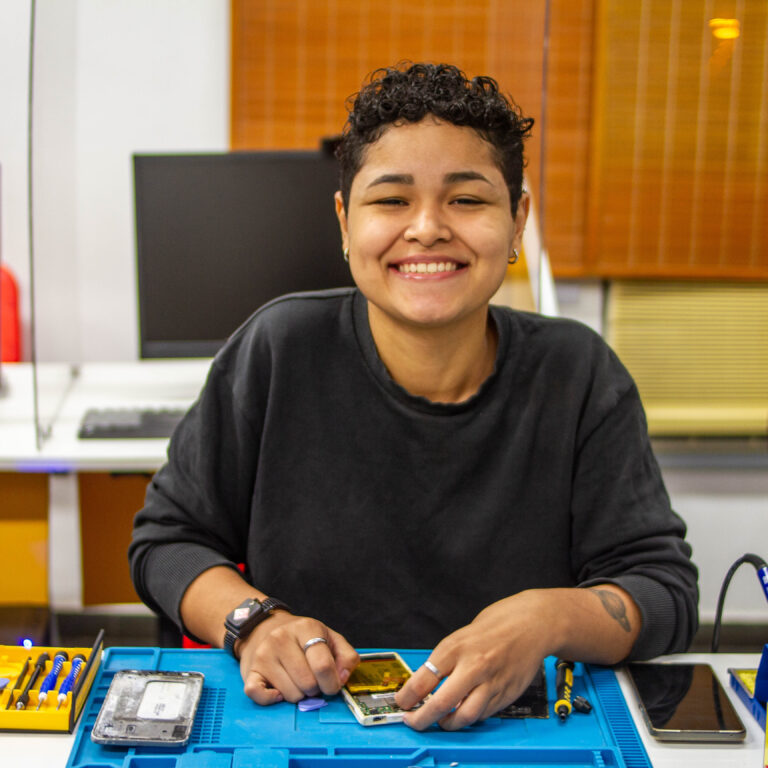 Manutenção de smartphones gera renda para jovens mareenses