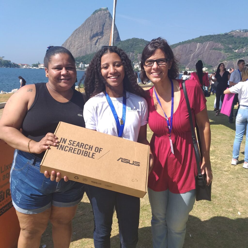 Bruna entre a mãe Jessica da Silva e a professora Ana Ornellas durante entrega dos prêmios | Foto: Arquivo pessoal