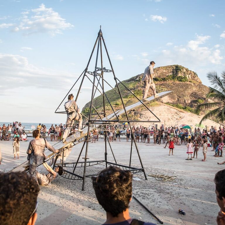 Intervenção circense na Maré neste domingo