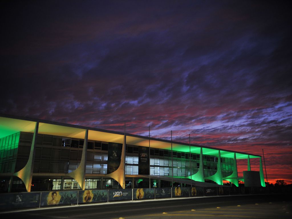 Imagem de projeção de cores em referência ao 7 de setembro em Brasília