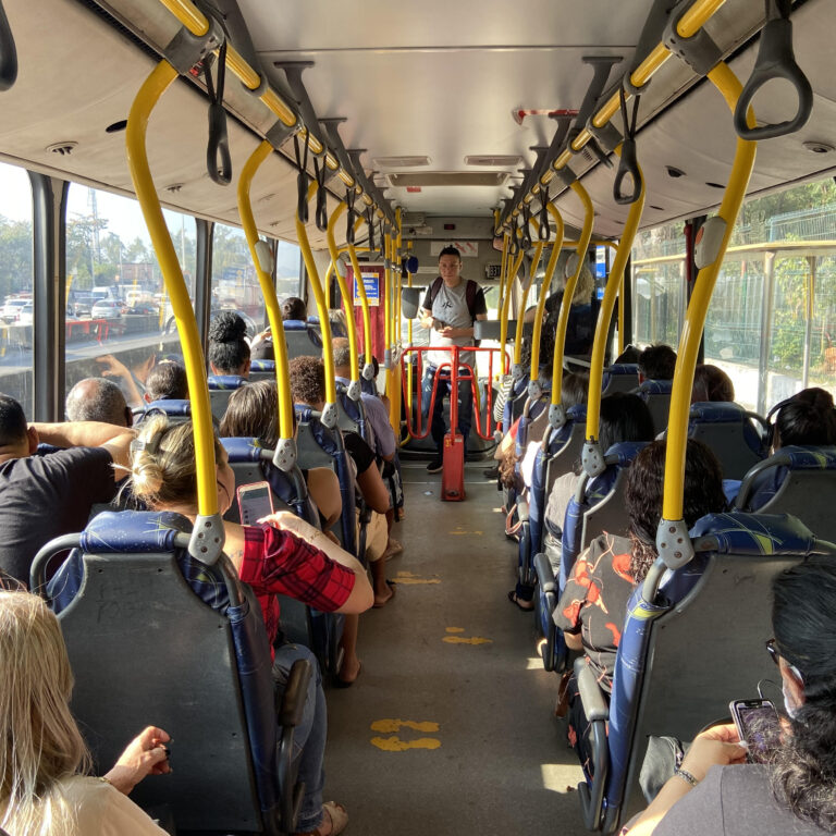 Maré tem população de cidade, mas faltam linhas de ônibus