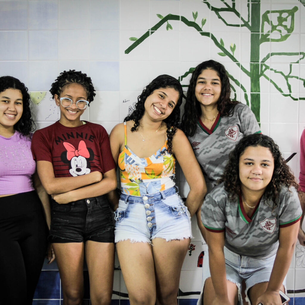 Grupo de meninas adolescentes dentro do espaço da Casa das Mulheres