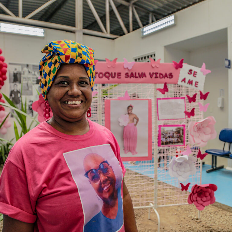 Após vencer batalha contra câncer, agente de saúde é homenageada em clínica da Maré