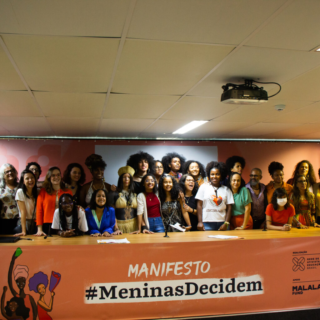 mulheres e meninas reunidas em bancada durante lançamento do Manifesto #MeninasDecidem