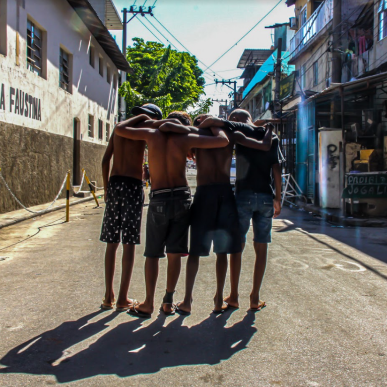 E aí, cria, vamos brincar de quê?