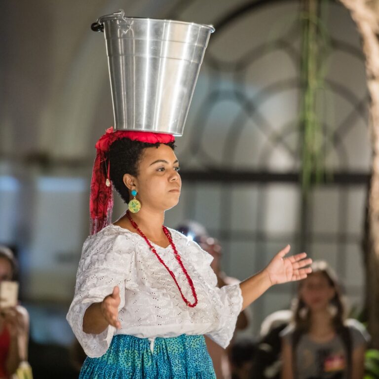 Performances artísticas nas ruas buscam se conectar com território da Maré