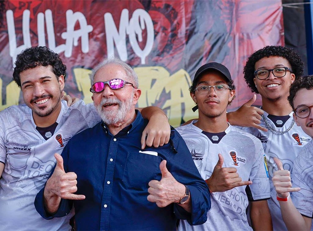 Presidente Lula de oculos espelhados ao lado de jovens rapazes em Heliopolis