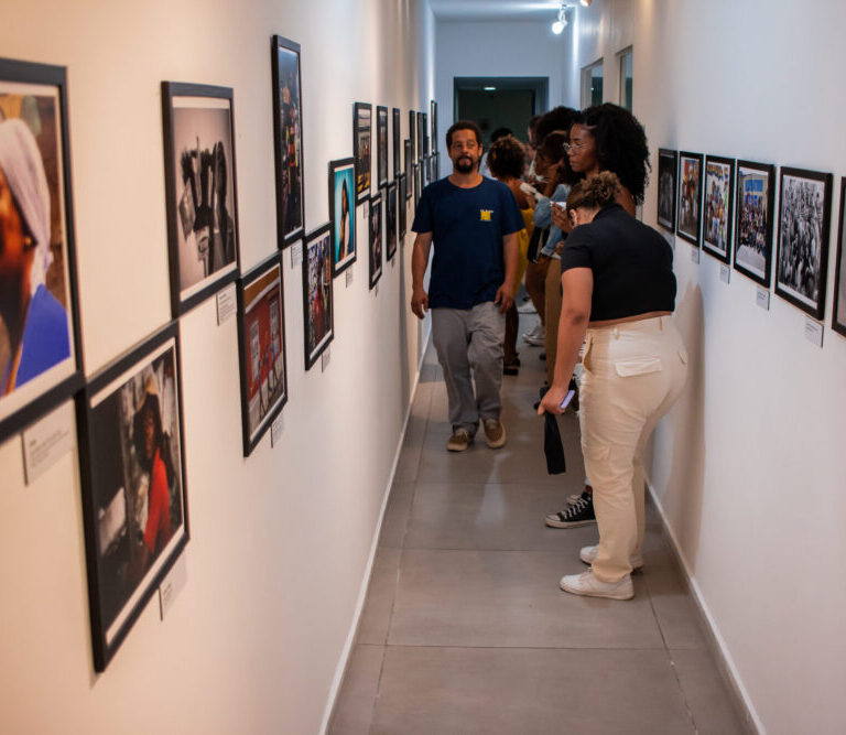 Escola de Fotografia Popular lança exposição na Maré sob os olhares da Turma Bira Carvalho