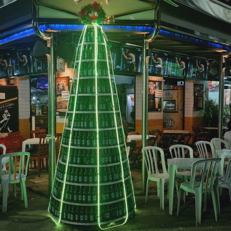 Símbolos de Natal iluminam a Maré