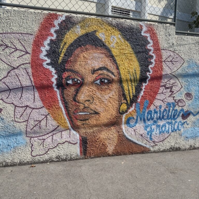Escola da Maré trabalha educação antirracista e muro com personalidades vira ponto turístico