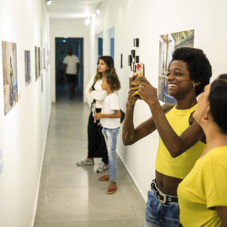 Faveladas: exposição de Kamila Camillo exalta o cotidiano das mulheres da Maré