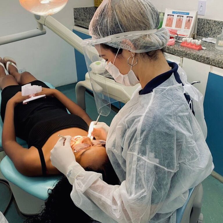 Mareenses têm quadro completo de dentistas em Clínicas da Família