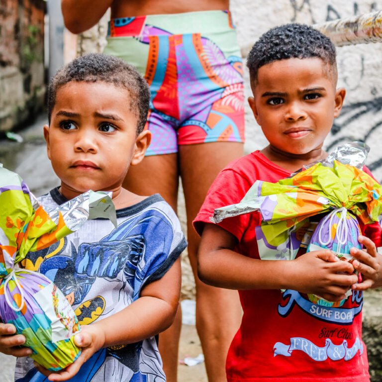 PAZcoa das Comunidades trouxe chocolate e alegria para Maré nesta Páscoa