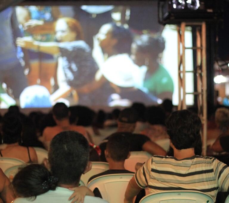 P.U recebe telão de cinema para exibição de curta-metragem