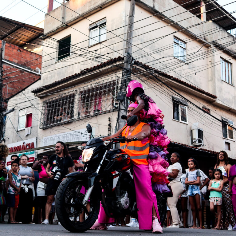 Shows LGBTQIAP+ dos anos 80 são homenageados nas ruas da Nova Holanda