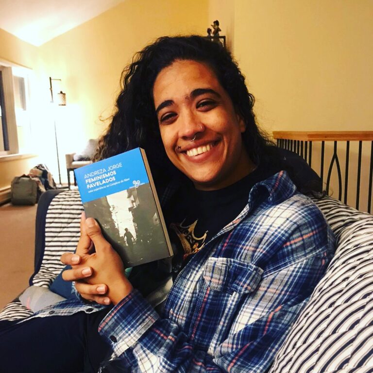 Cria da Maré lança livro sobre feminismo nas favelas