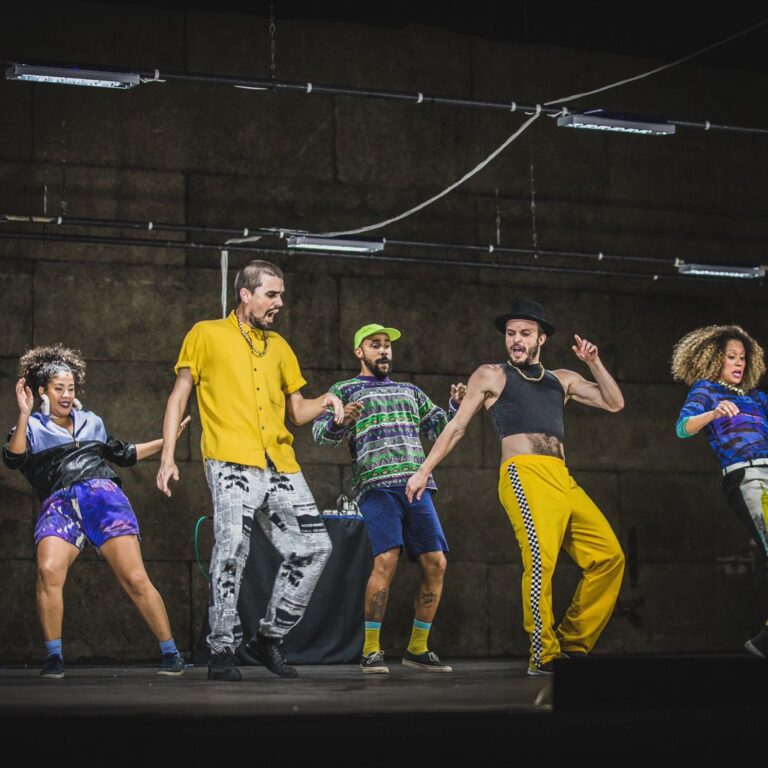 Espetáculo chega ao circuito cultural carioca e fala sobre memórias e pertencimento