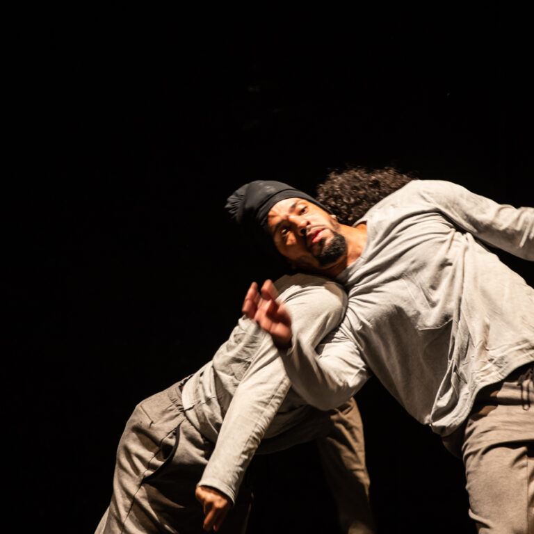 Espetáculo de dança Antiflow se apresenta no Centro de Artes da Maré