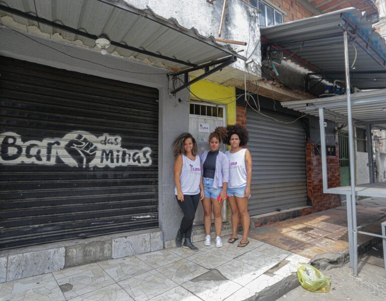 Dia Nacional do Orgulho Lésbico: Coletiva ‘Resistência Lésbica’ acolhe mulheres na Maré