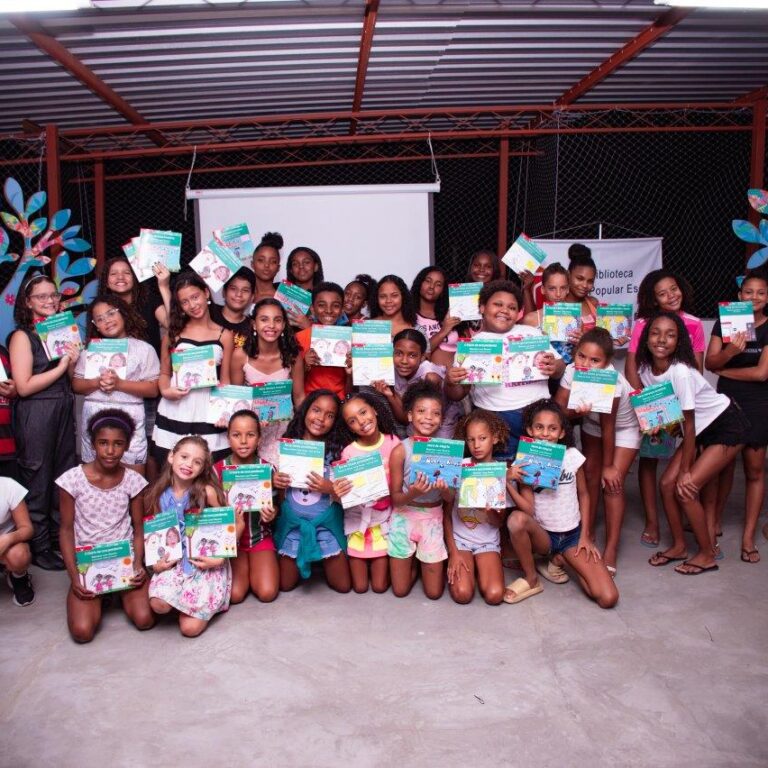 Crianças da Maré publicam nove livros baseados em suas vivências