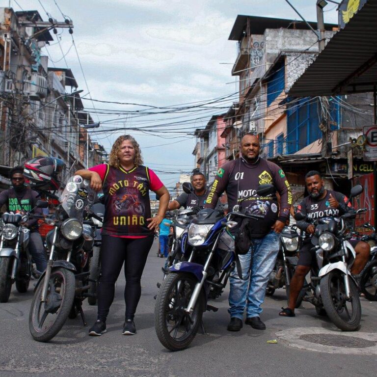 ‘Me leva ali rapidão?’ A praticidade dos mototáxis e os desafios de ser um
