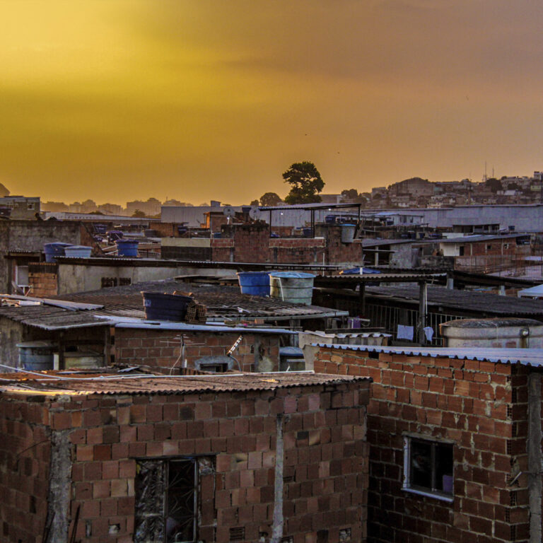 Nova Holanda: a favela que nunca dorme