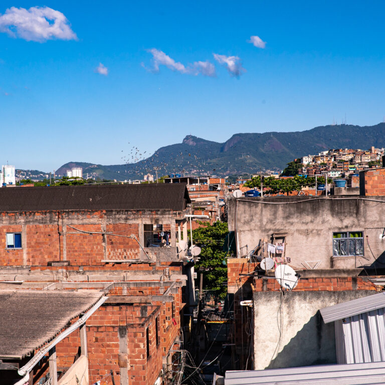 Desemprego é o problema central apontado por moradores de favela, diz estudo