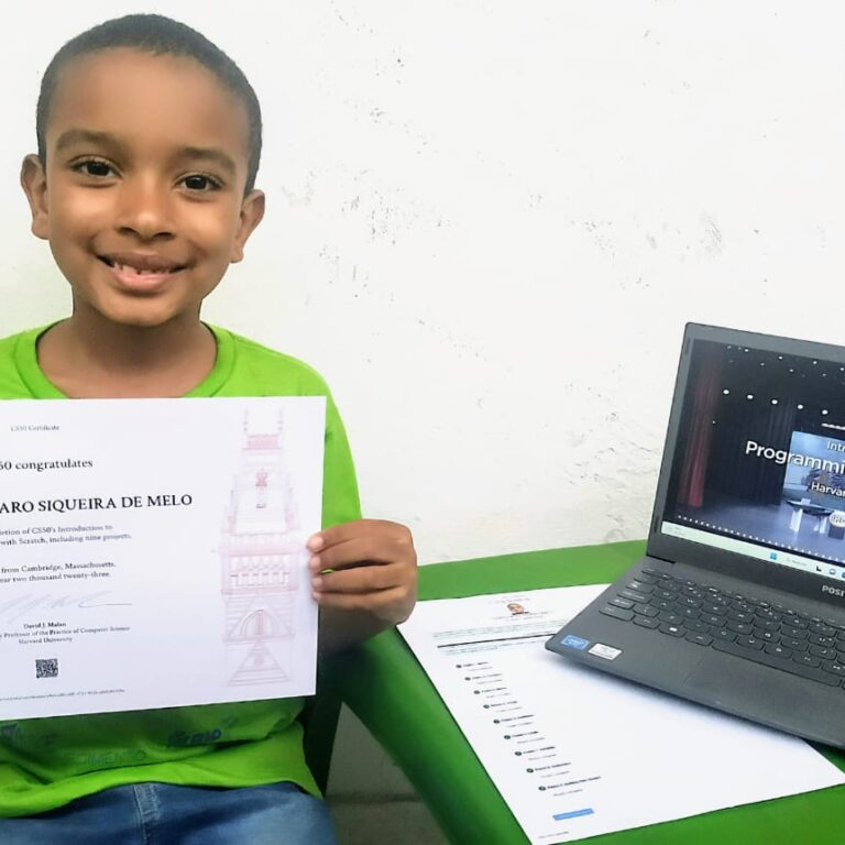 Menino da Maré com altas habilidades conclui curso em Harvard