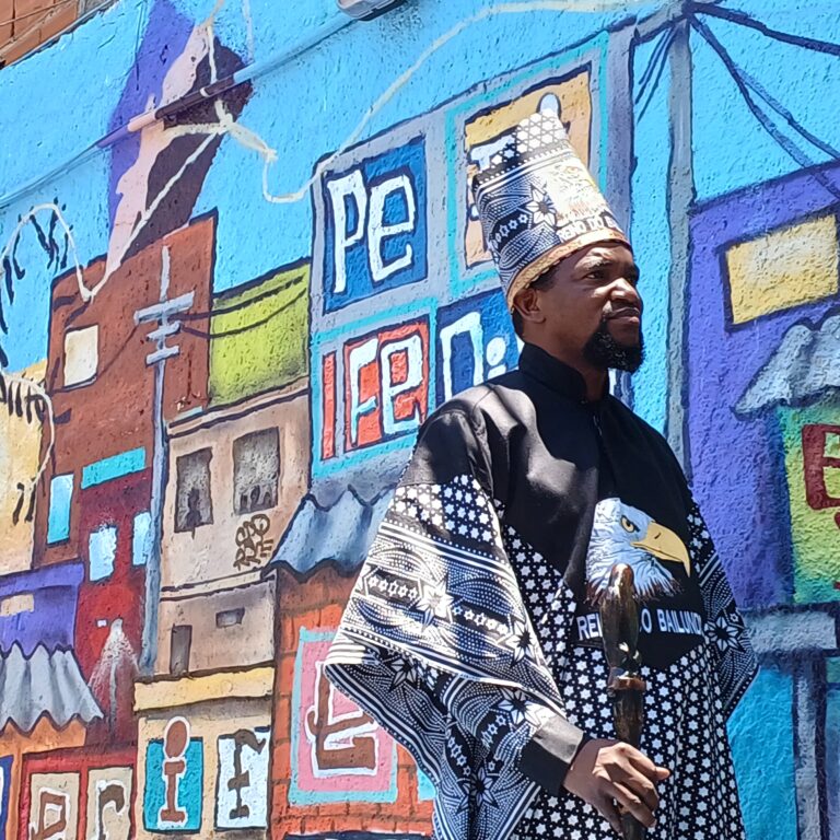 Rei de Angola visita a Maré e destaca o conhecimento para combater o racismo
