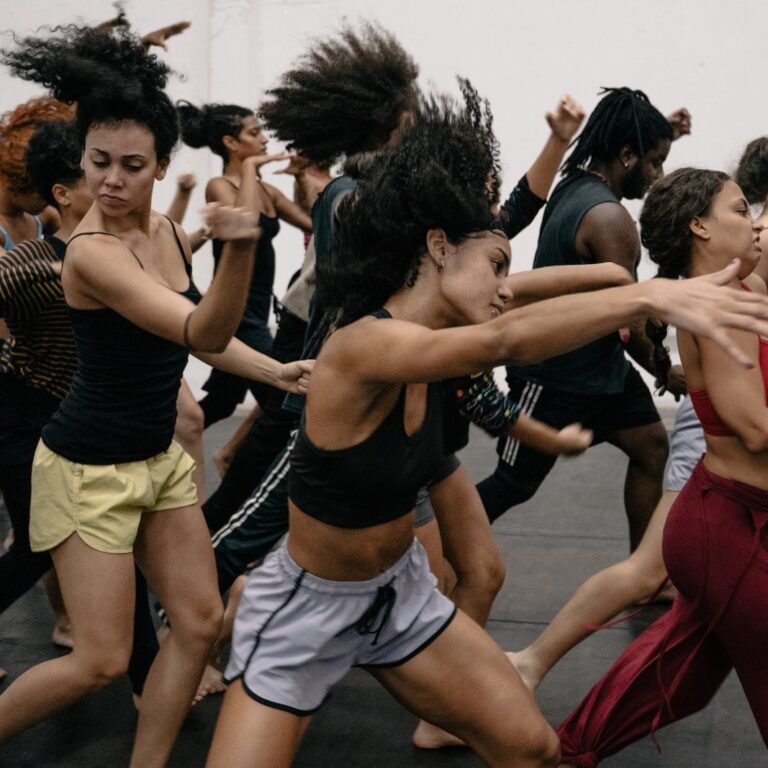 Temporada gratuita de espetáculo de Lia Rodrigues no Centro de Artes da Maré