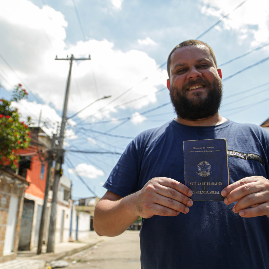 Rafael Barbosa se orgulha da conquista de um emprego melhor e o apoio à família. (Foto: Gabi Lino)