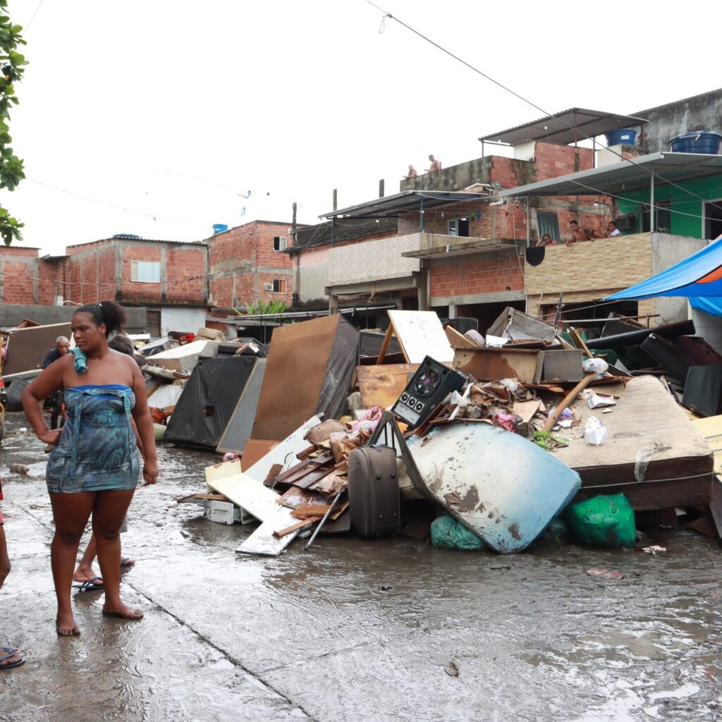 Em Acari, moradores amontoaram móveis perdidos como sofás, colchões, camas e eletrônicos nas calçadas. (Foto: Vilma Ribeiro / Voz das Comunidades)