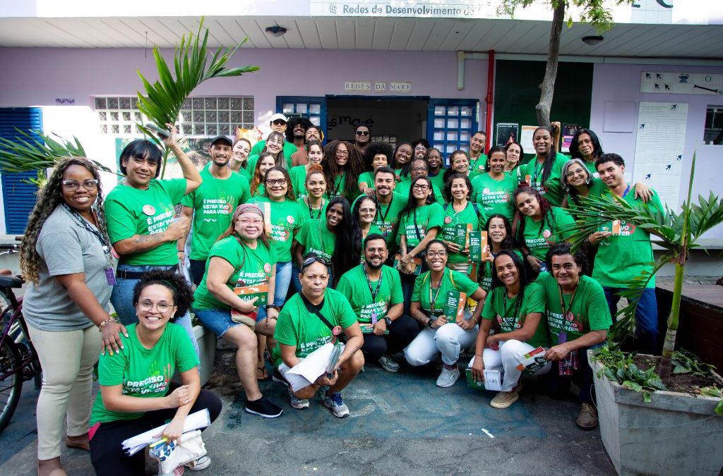 Campanha de mobilização reúne equipes da Redes da Maré. (Foto: Gabi Lino / Maré de Notícias)