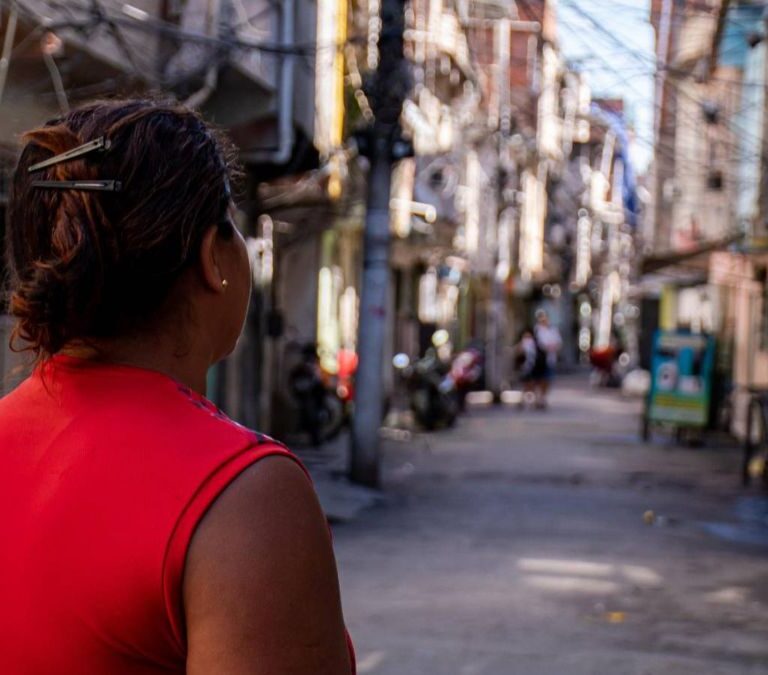 ‘Deixem as escolas voltarem para terem o que comer’, diz mãe sobre operações na Maré