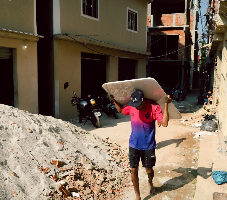 ‘Se eu fosse criminosa não estaria aqui falando’ Quem são os moradores da construção em demolição pela SEOP?