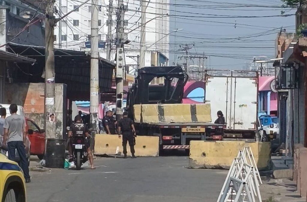 Barreiras colocadas na entrada do Parque Maré e Nova Holanda na manhã desta segunda-feira (23). (Foto: Reprodução)