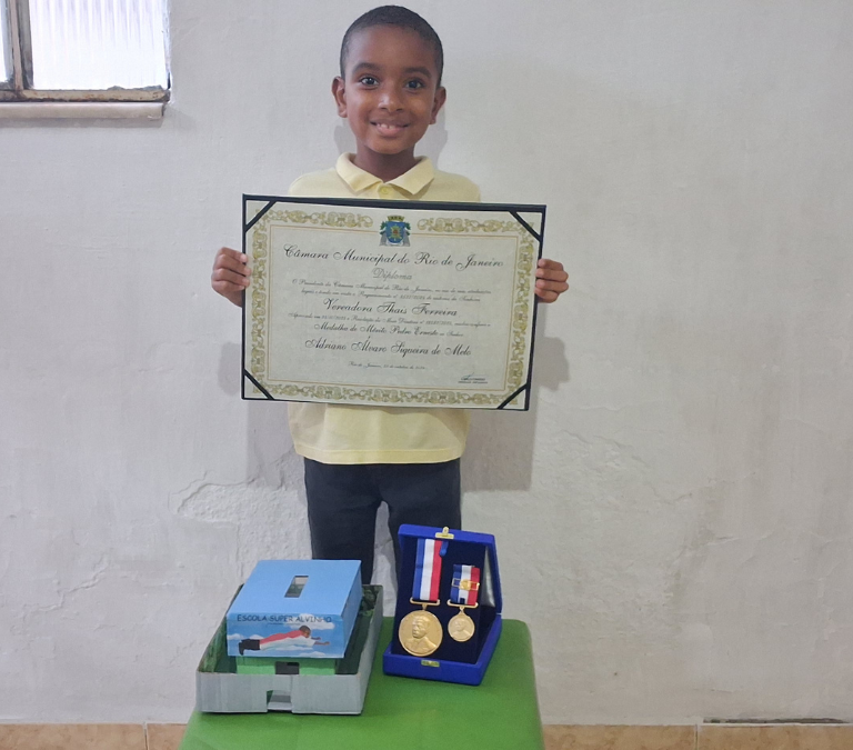 Álvaro, morador da Maré, é o carioca mais jovem a receber a medalha Pedro Ernesto na Câmara