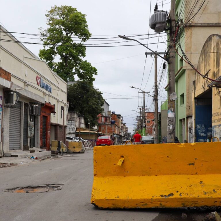 Apesar de alegar ‘ação pontual’, operação da PM paralisa escolas e serviços essenciais na Maré