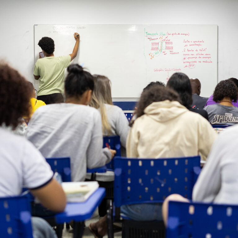 Inscrições abertas para cursos preparatórios e pré-vestibular da Redes da Maré